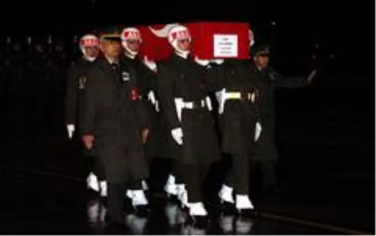 Şehit uzman onbaşı gözyaşlarıyla karşılandı