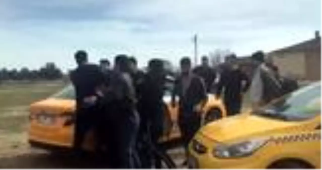 Sınırda taksicilerle bir grup göçmen arasında kavga çıktı