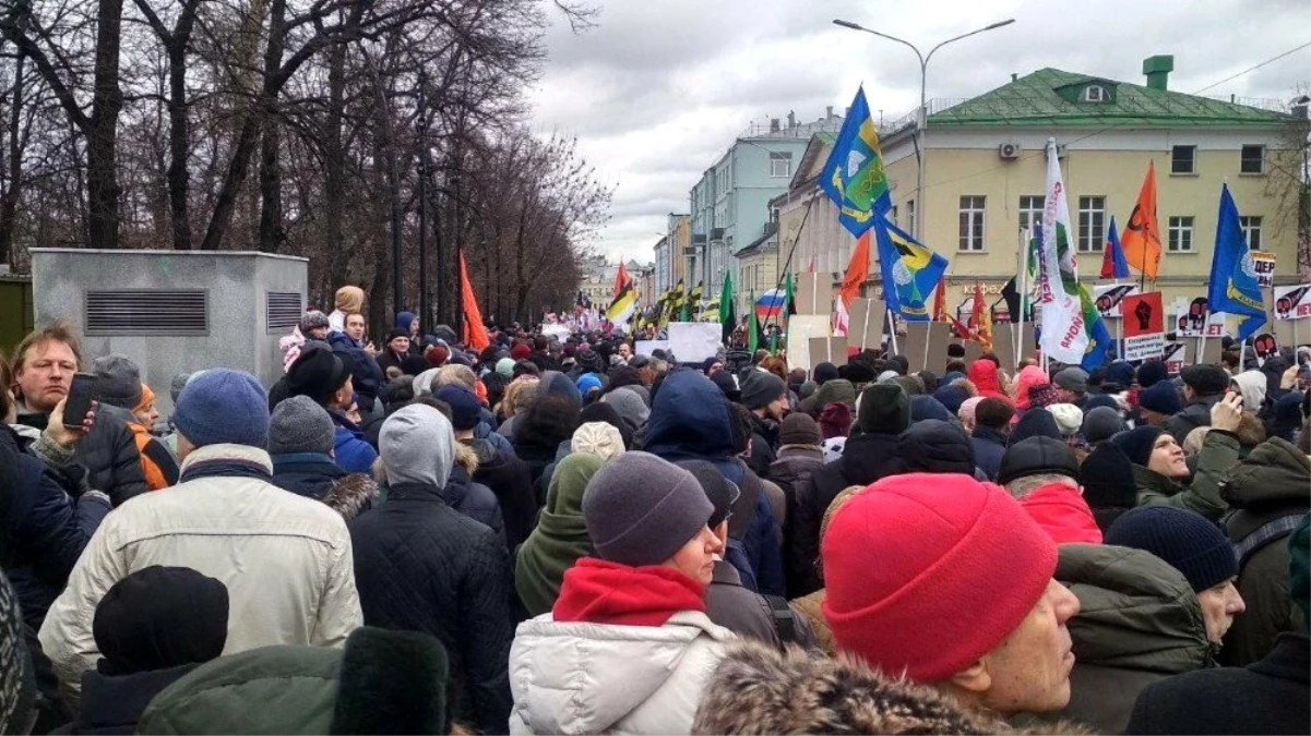 Sokağa inen binlerce protestocu Putin\'in istifasını istedi
