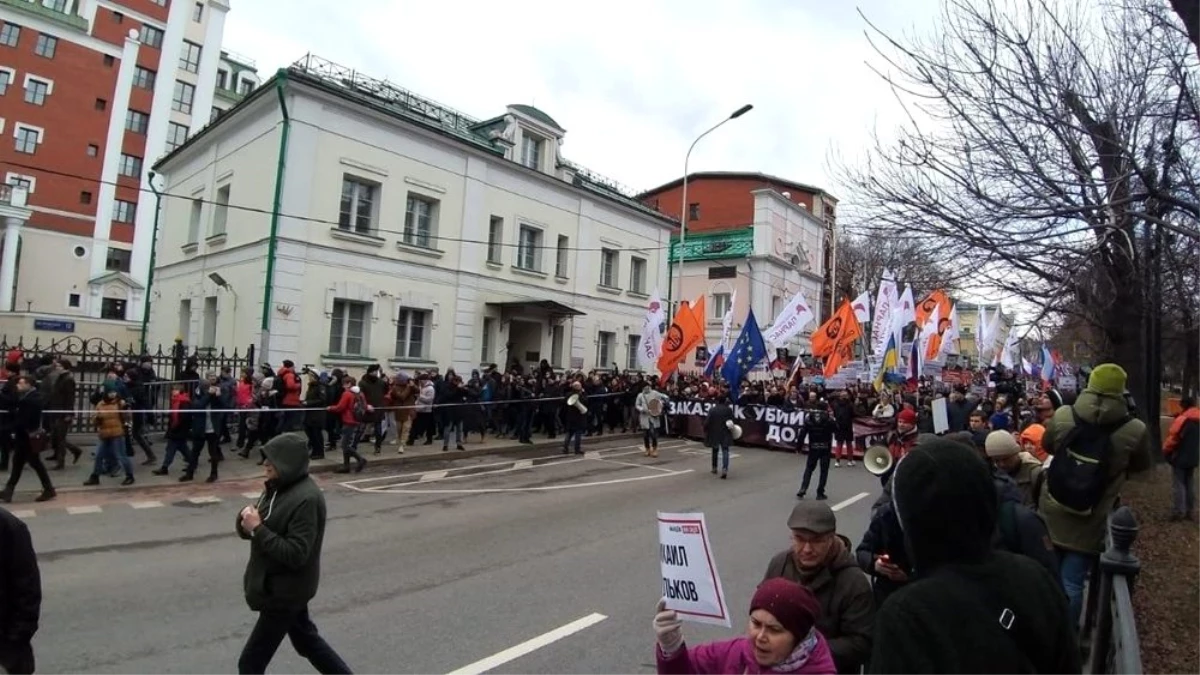 Sokağa inen binlerce protestocu Putin\'in istifasını istedi