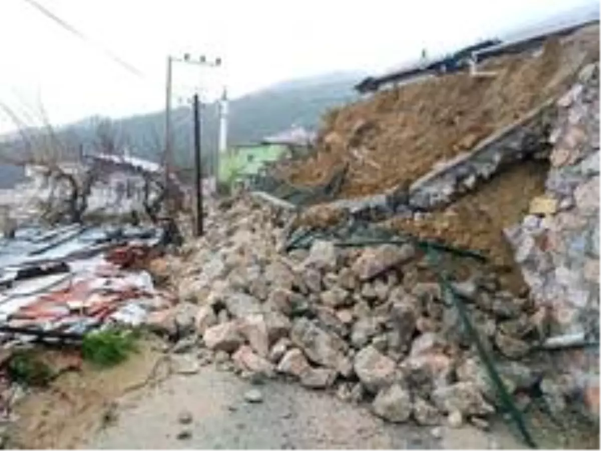 Soma\'da istinat duvarı çöktü, mahallenin yolu kapandı