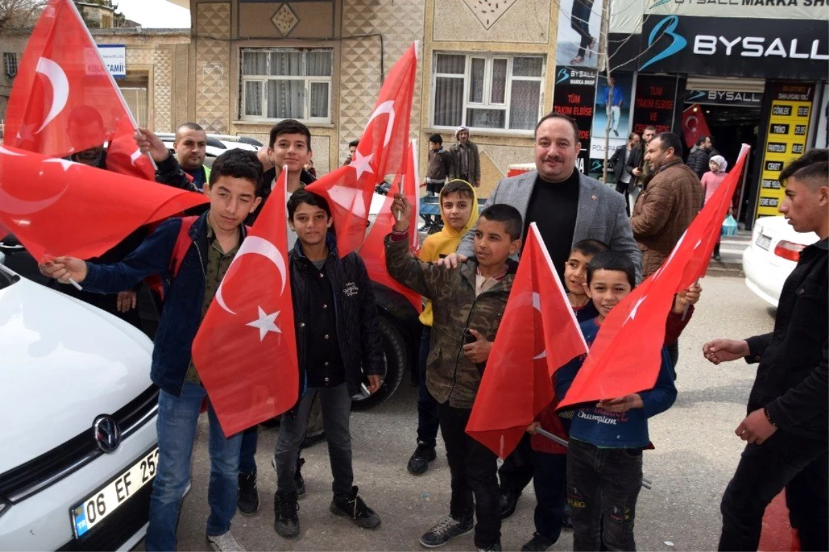 Viranşehir\'de şehitler için bayrak dağıtıldı