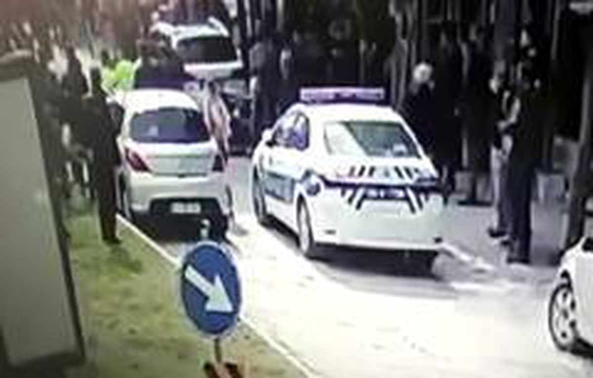 Yakınına otomobil çarptı olay yerinde sinir krizi geçirdi