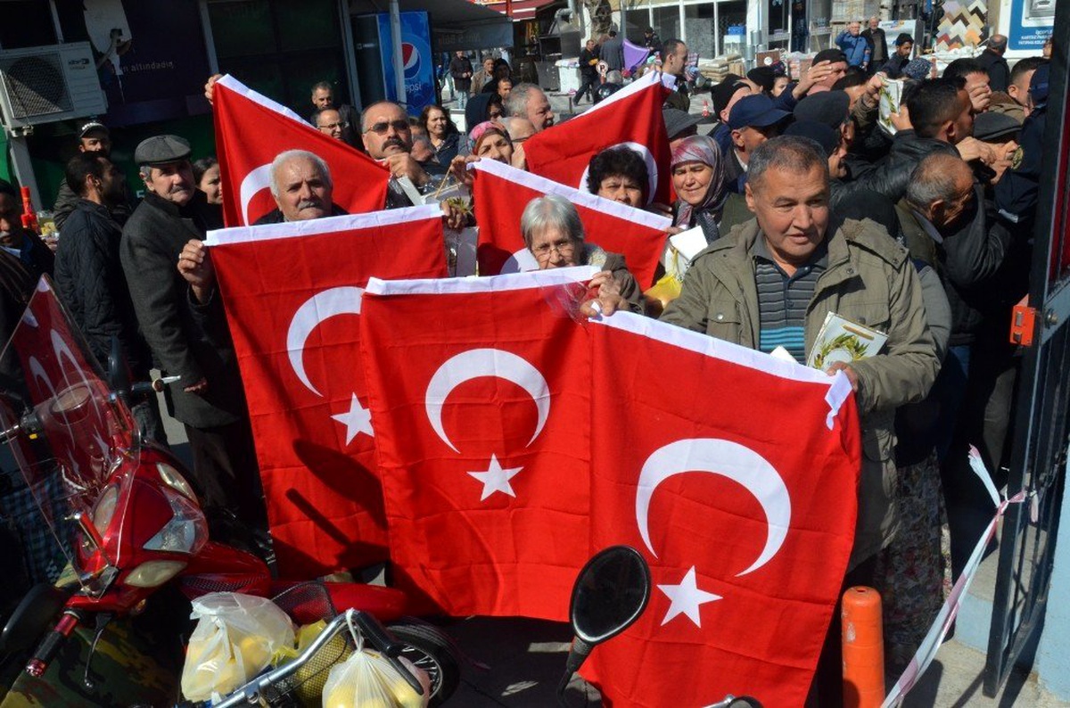 Akhisar Belediyesi şehitler için bayrak dağıttı