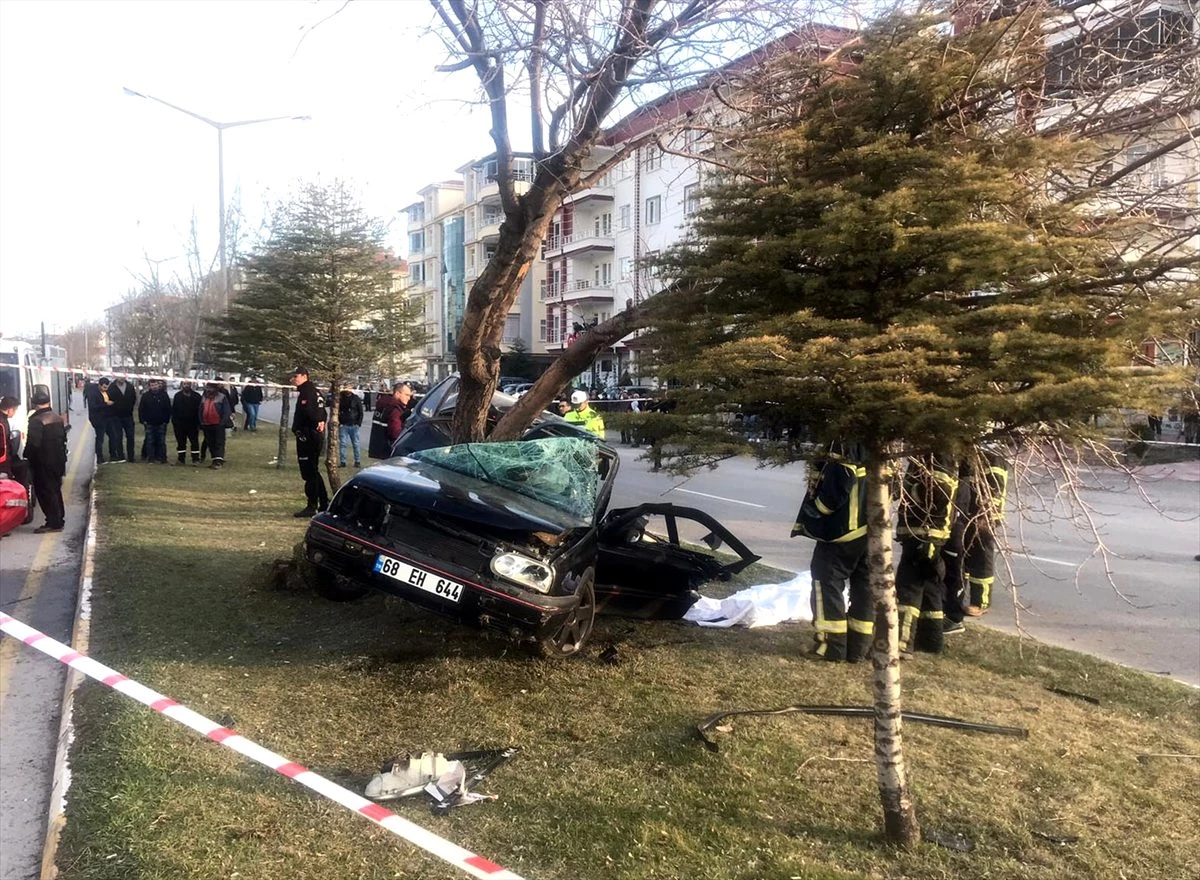 Aksaray\'da otomobil ağaca çarptı: 2 ölü, 1 yaralı