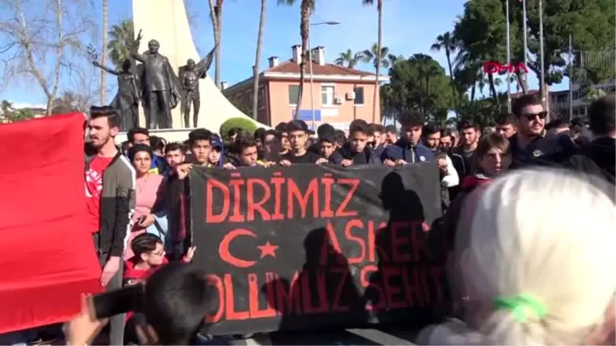 Alanya\'da yüzlerce kişi şehitler için yürüdü