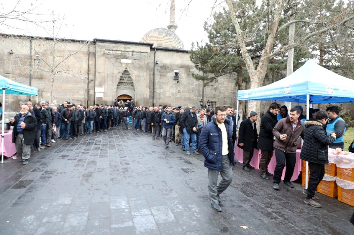 Başkan, gençlerle şehitler için sabah namazında buluştu