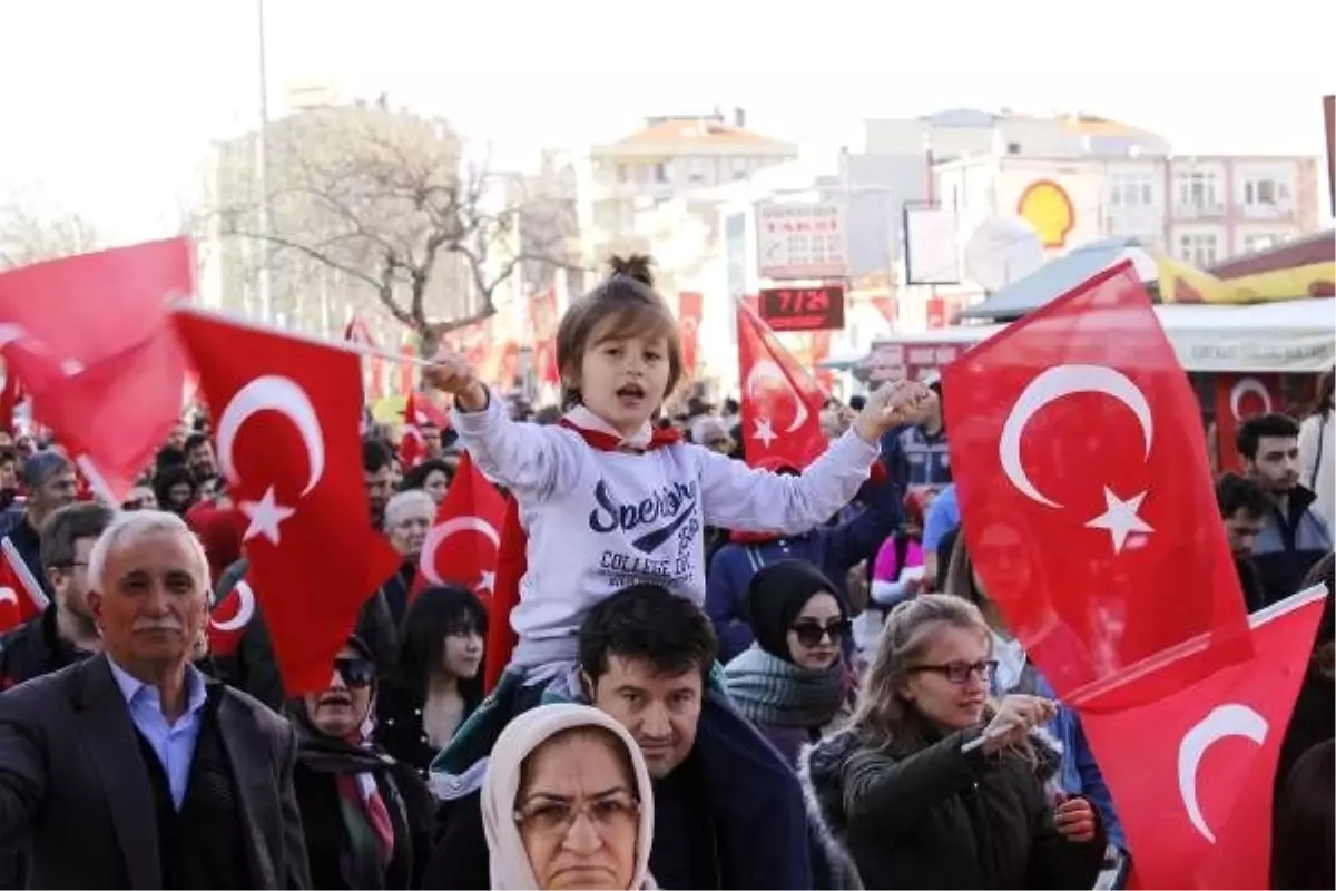 Çanakkale\'de şehitler için bayrak yürüyüşü