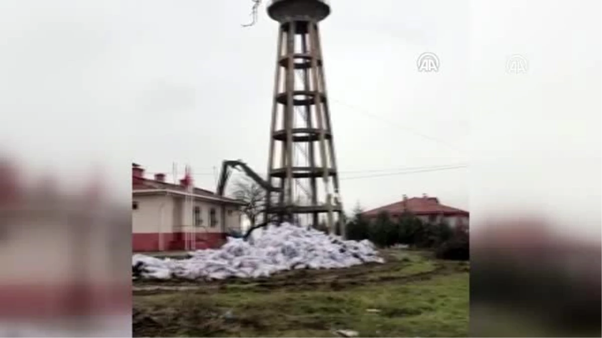 Doğanyol ilçesinde depremde ağır hasar gören su deposu yıkıldı
