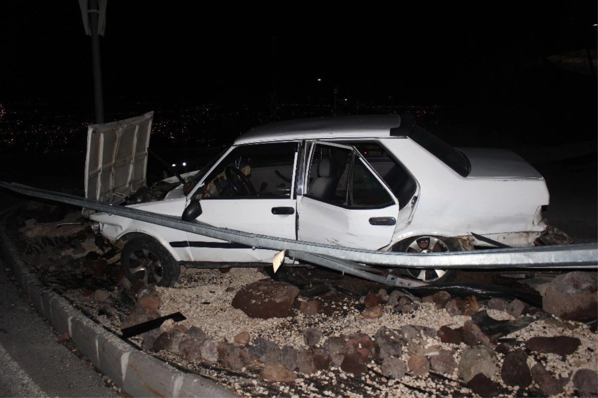 Elazığ\'da otomobil bariyere çarptı: 3 yaralı