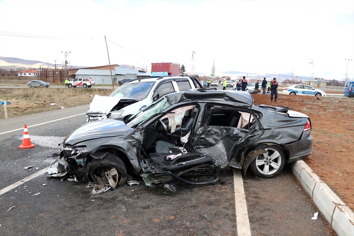 Elazığ\'da otomobille pikap çarpıştı: 5 yaralı