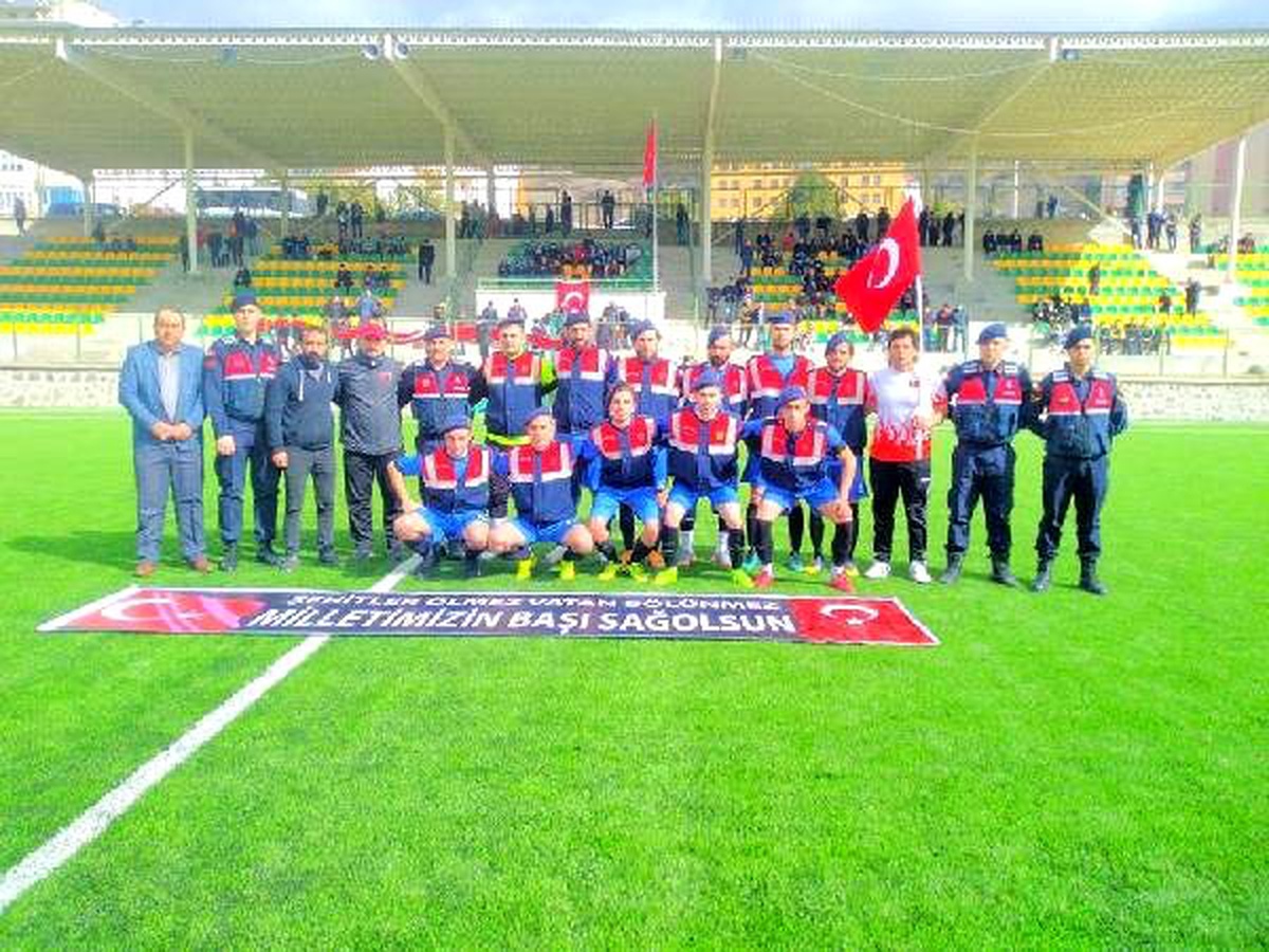 Futbolcular sahaya komando beresi ve askeri üniformayla çıktı