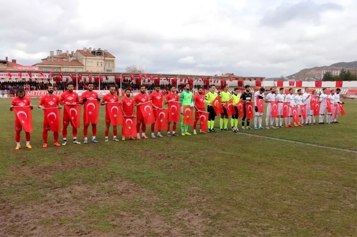 Futbolcular ve hakemler maça Türk bayraklarıyla çıktı