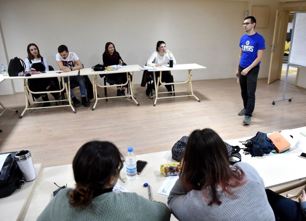 Gençler dil öğrenmenin mutluluğunu yaşıyor