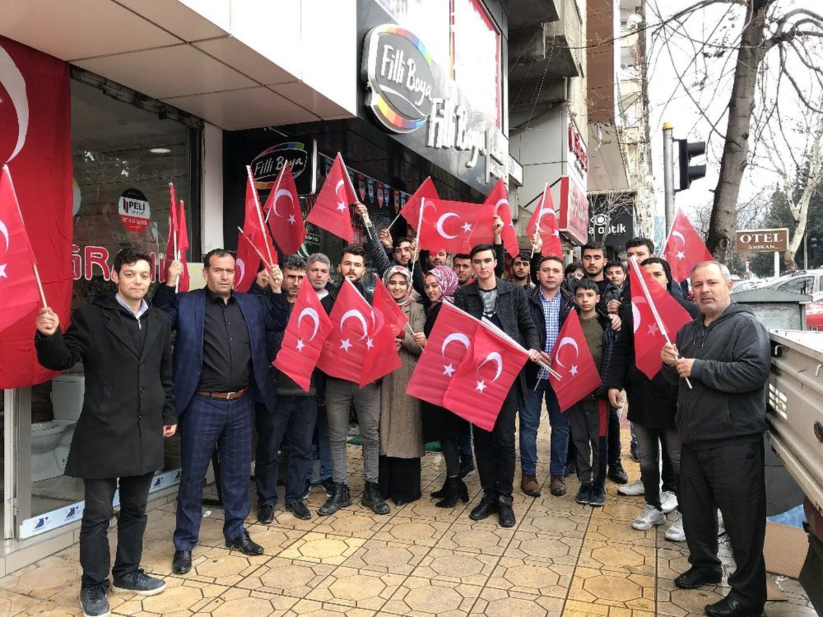 Gençler şehitler için bayrak dağıttı