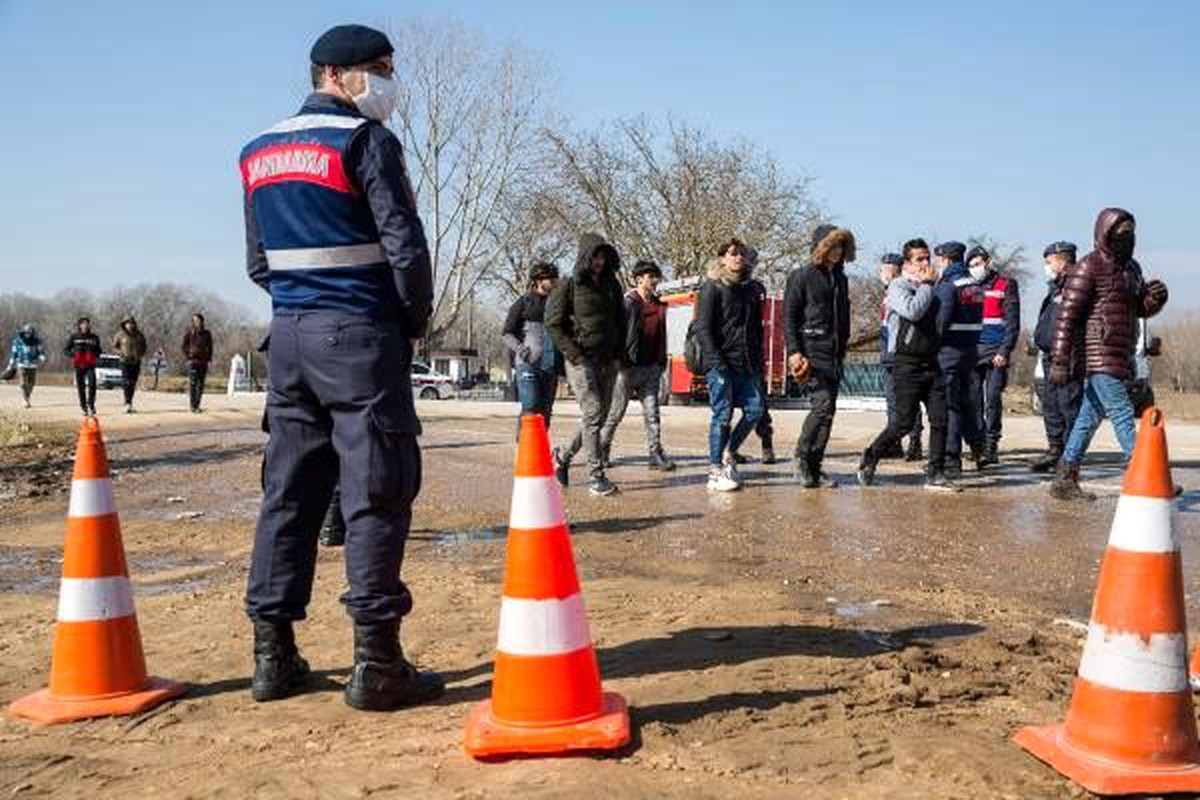 Göçmen yoğunluğunun yaşandığı Pazarkule\'ye geçişler kapatıldı (2)