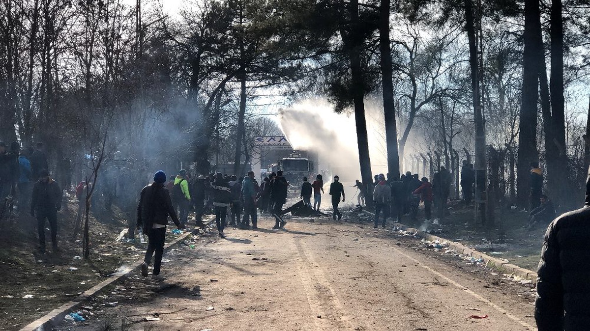 Göçmenlere müdahale etmek isteyen asker sınırda kamyondan düştü