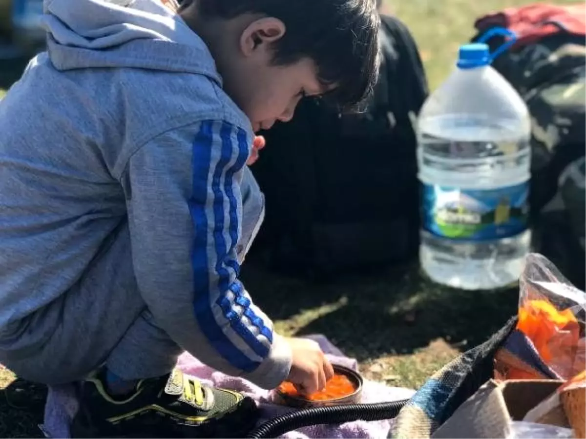 Göçmenlerin denize açıldığı bot su aldı, Sahil Güvenlik kurtardı (2)