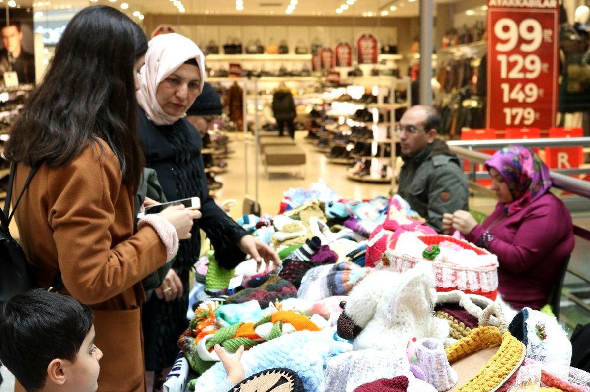 Görme engelli kadınlar ördü, vatandaşlar aldı