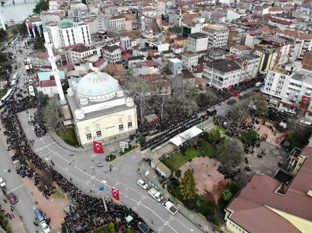 İdlib şehidini binler uğurladı