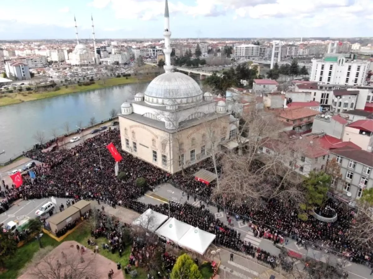 İdlib şehidini binler uğurladı