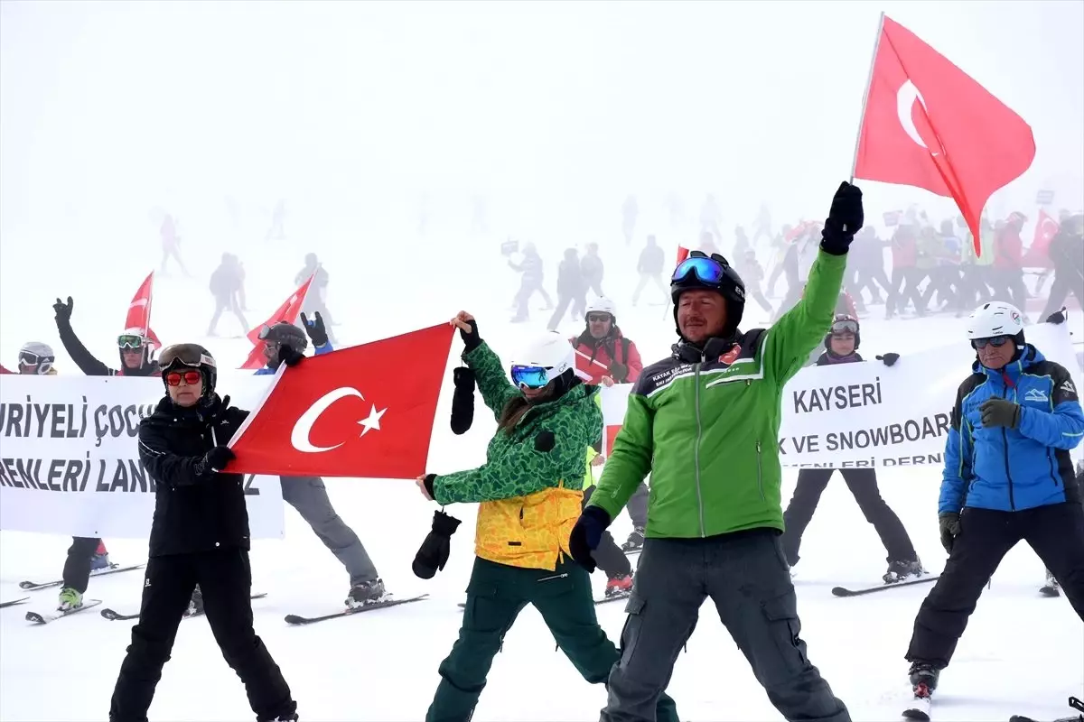 İdlib şehitleri Erciyes\'te Türk bayraklarıyla yapılan kayakla anıldı