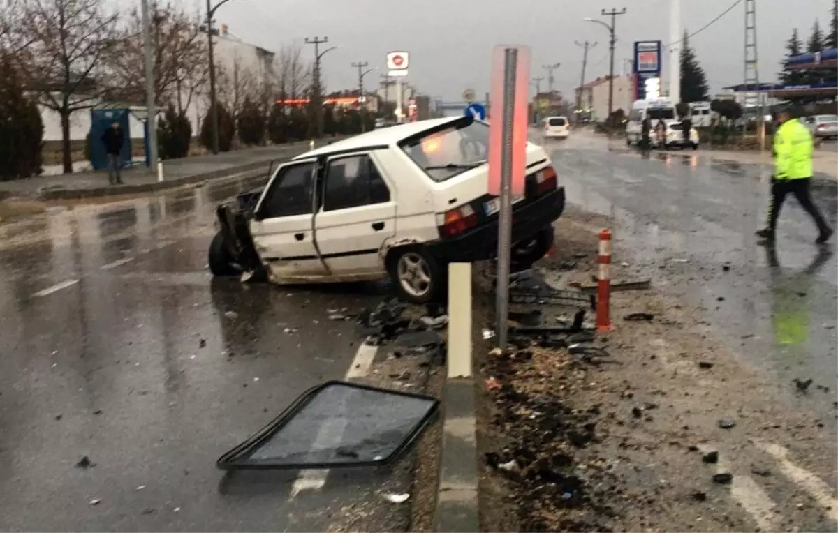 İki otomobil çarpıştı, kaza anı kameraya yansıdı