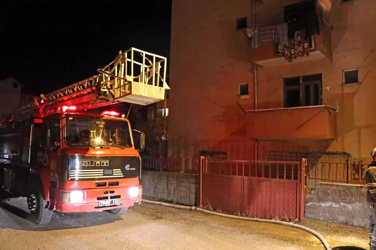 Karabük\'te yangında dumandan etkilenen anne ile çocuğu hastaneye kaldırıldı