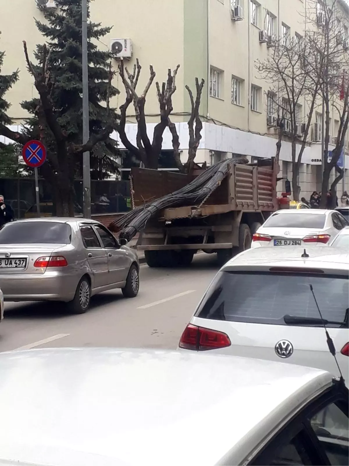 Kasasındaki demir çubuklarla trafiği tehlikeye attı