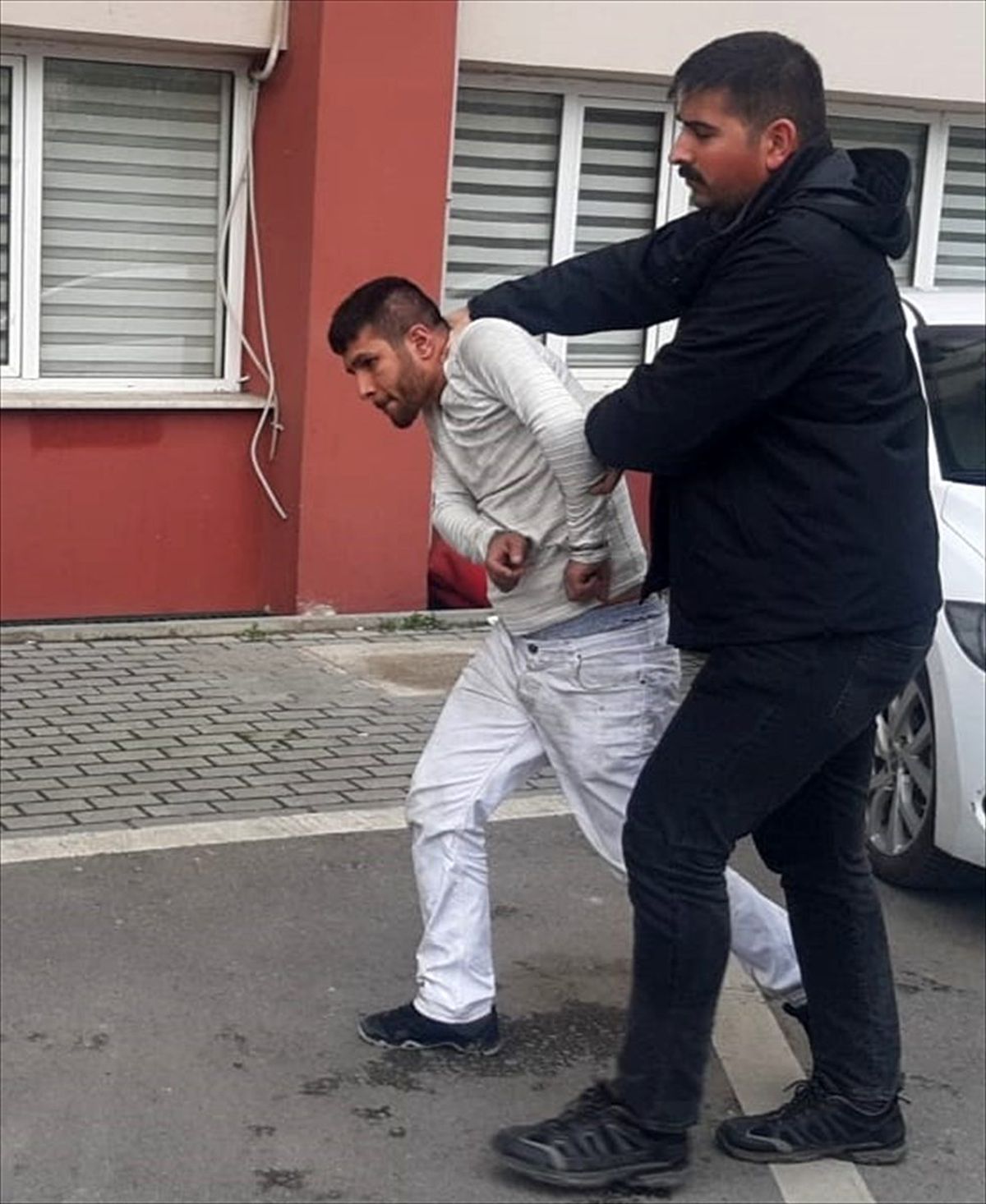 Kocaeli\'de araçlardan hırsızlık yapan 4 şüpheli tutuklandı
