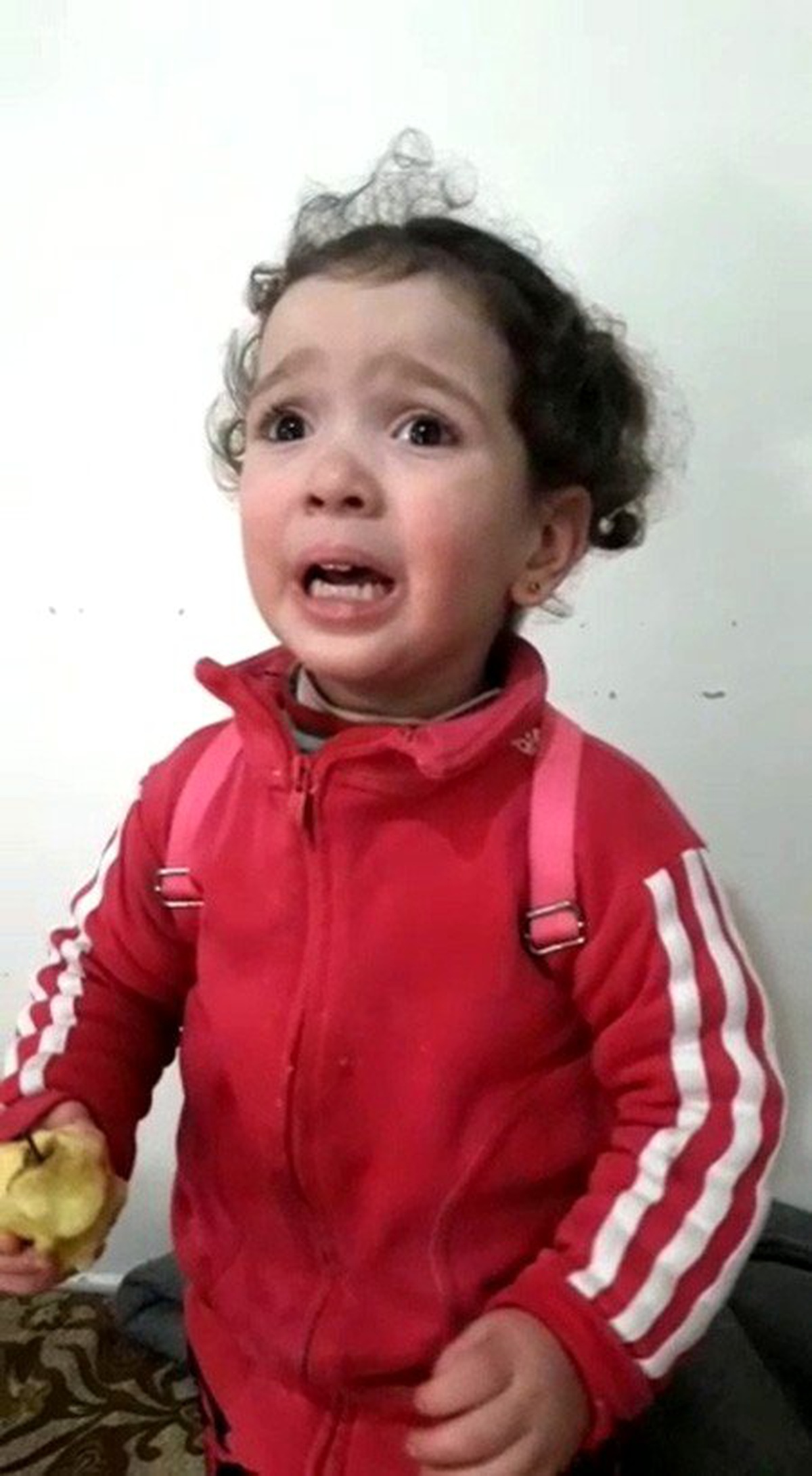 Küçük kızın bomba sesinden korktuğu anlar yürek sızlattı