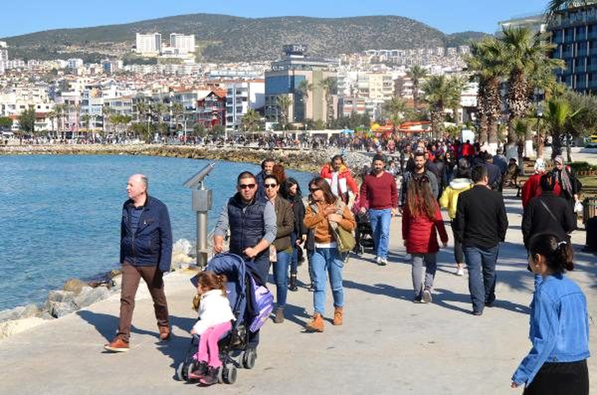 Kuşadası\'nda güneşi gören, sahile koştu