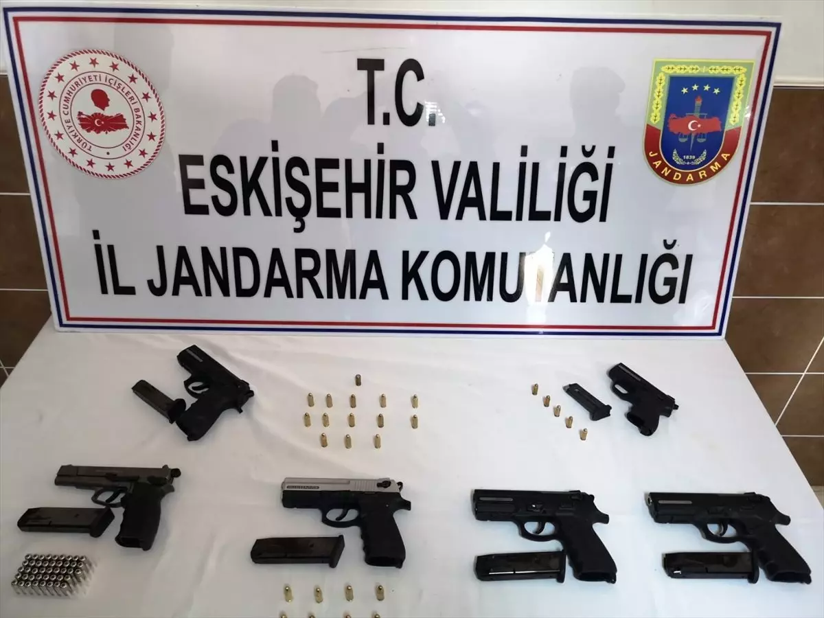 Mahmudiye\'de durdurulan araçta ruhsatsız 5 tabanca ele geçirildi