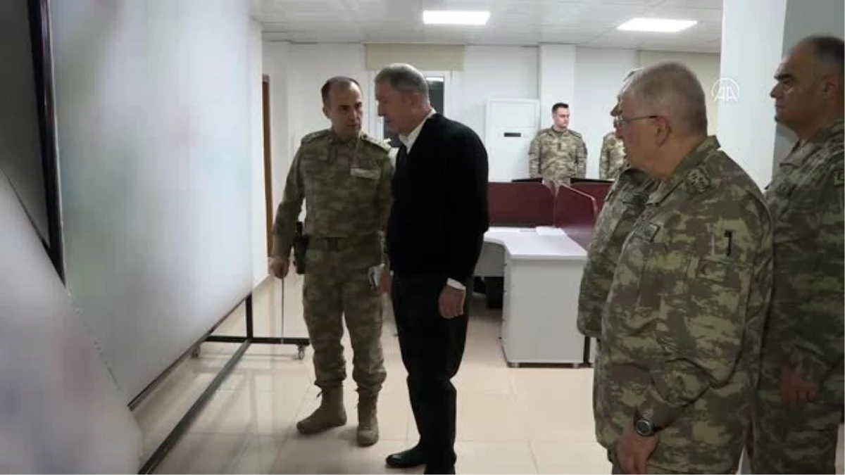 Milli savunma Bakanı Akar sıfır noktasındaki birliklerde incelemelerde bulundu