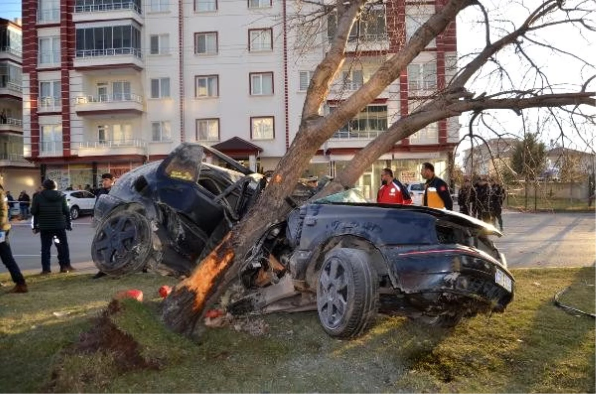 Otomobil ağaca çarptı: 2 ölü 1 yaralı