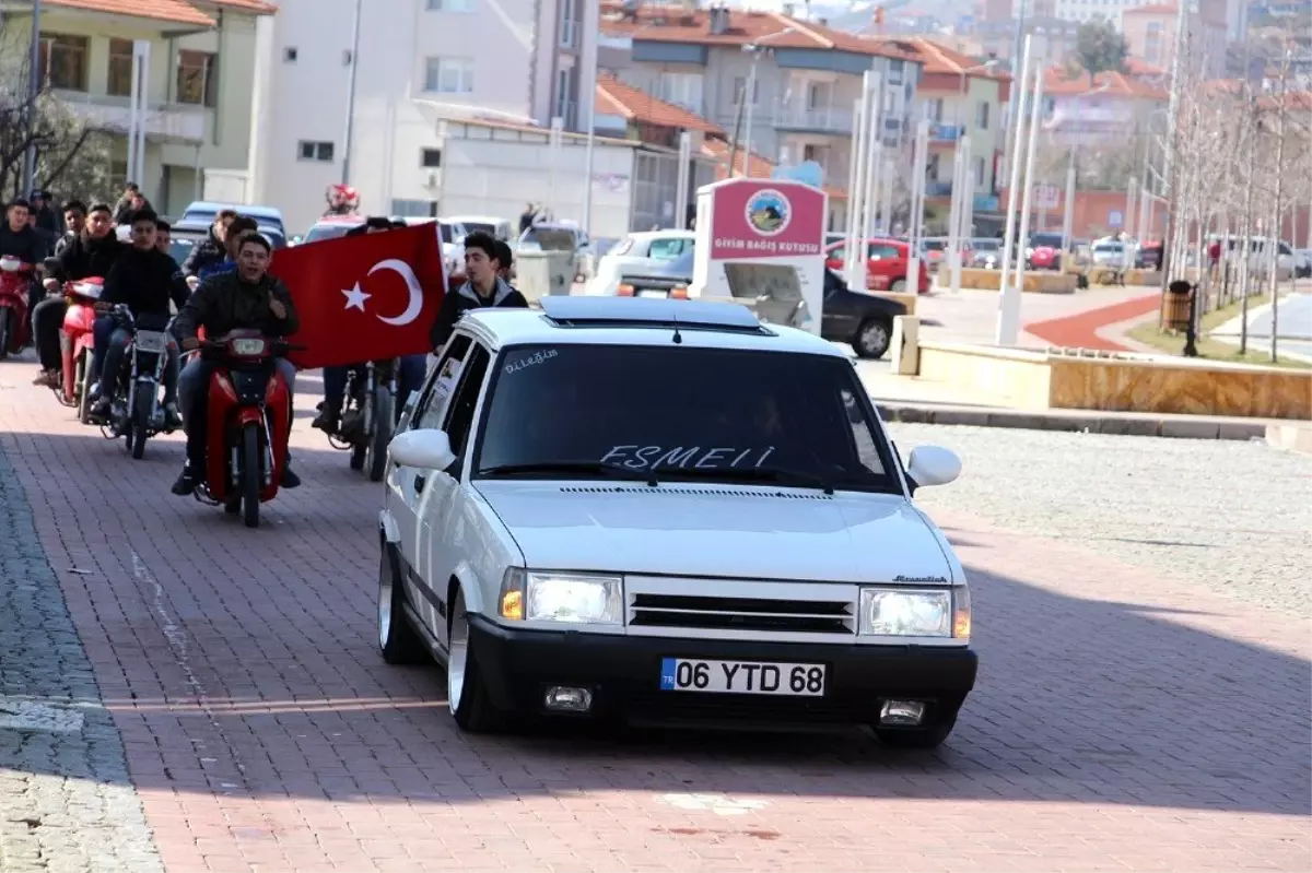 Otomobil tutkunları şehitler için konvoy yaptı