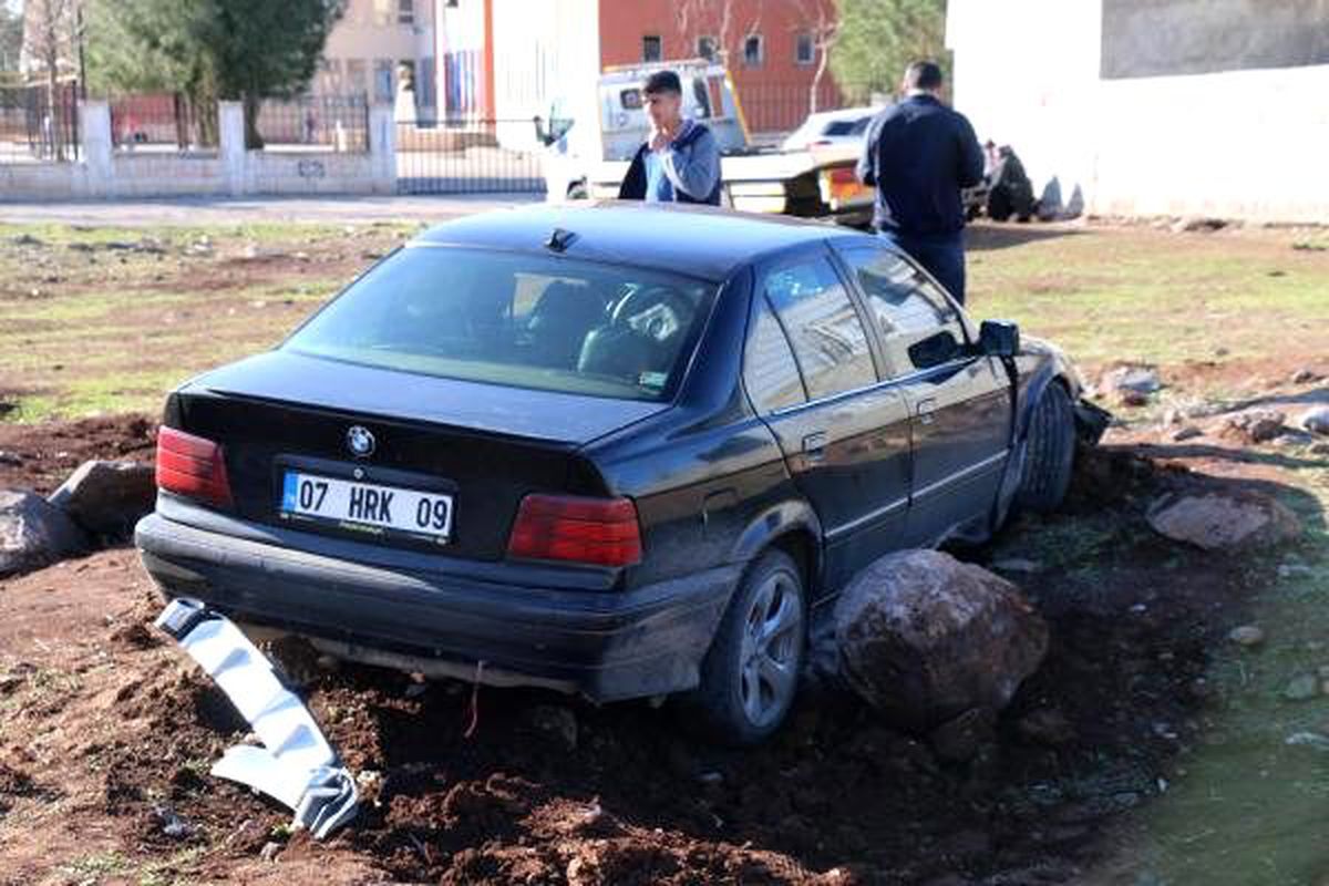 Otomobil yayaların arasına daldı: 5 yaralı