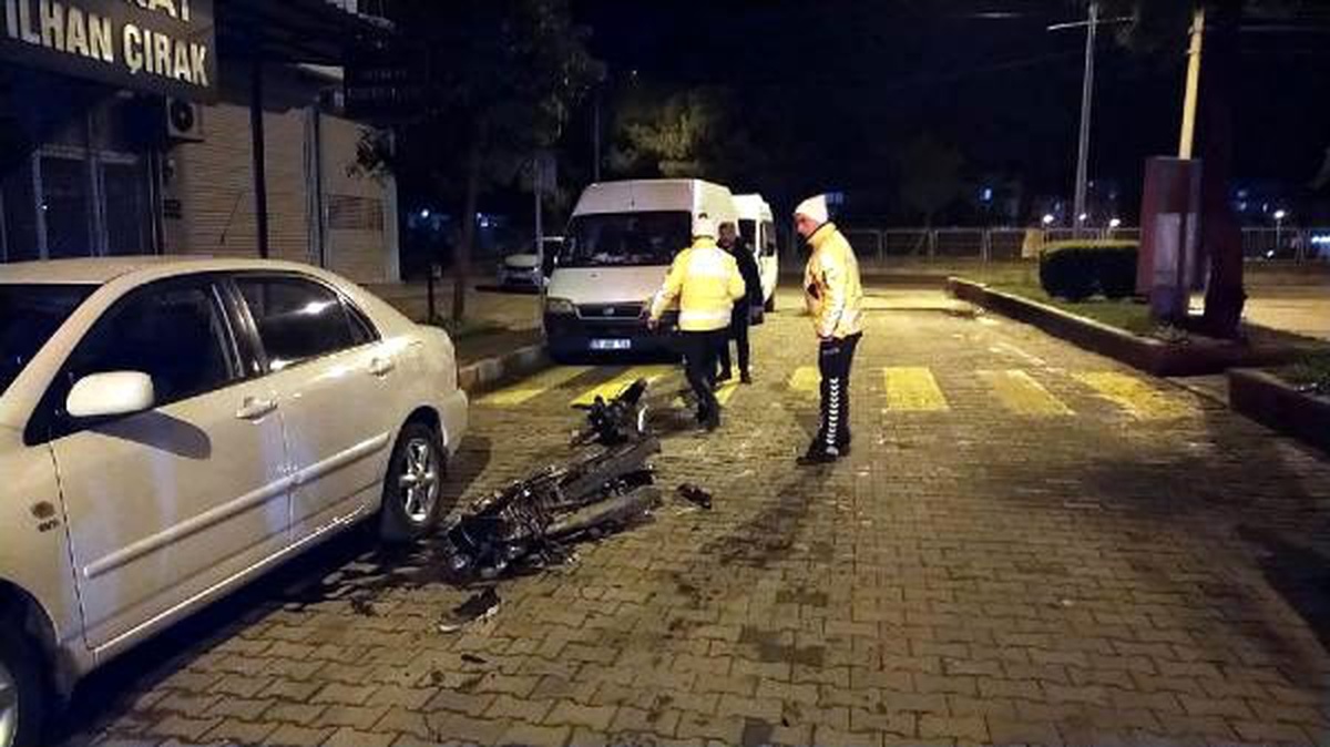 Otomobilin çarptığı motosikletin sürücüsü ve kafesteki kuşu öldü
