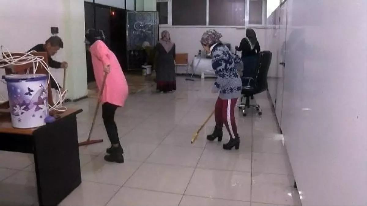 Sağanak nedeniyle fabrika su altında kaldı, işçiler seferber oldu