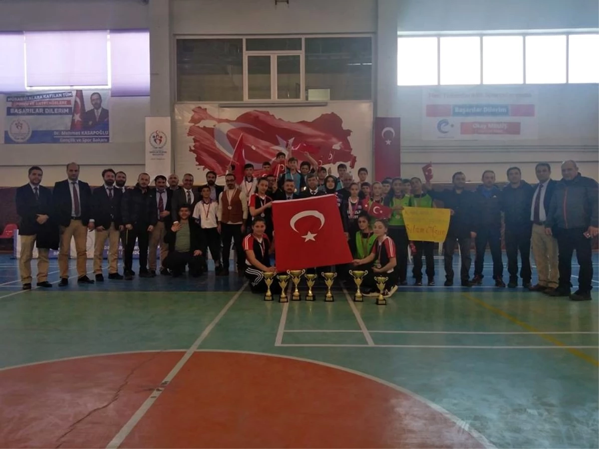 Şehitleri Türk bayrağıyla andılar, Mehmetçiği selamladılar