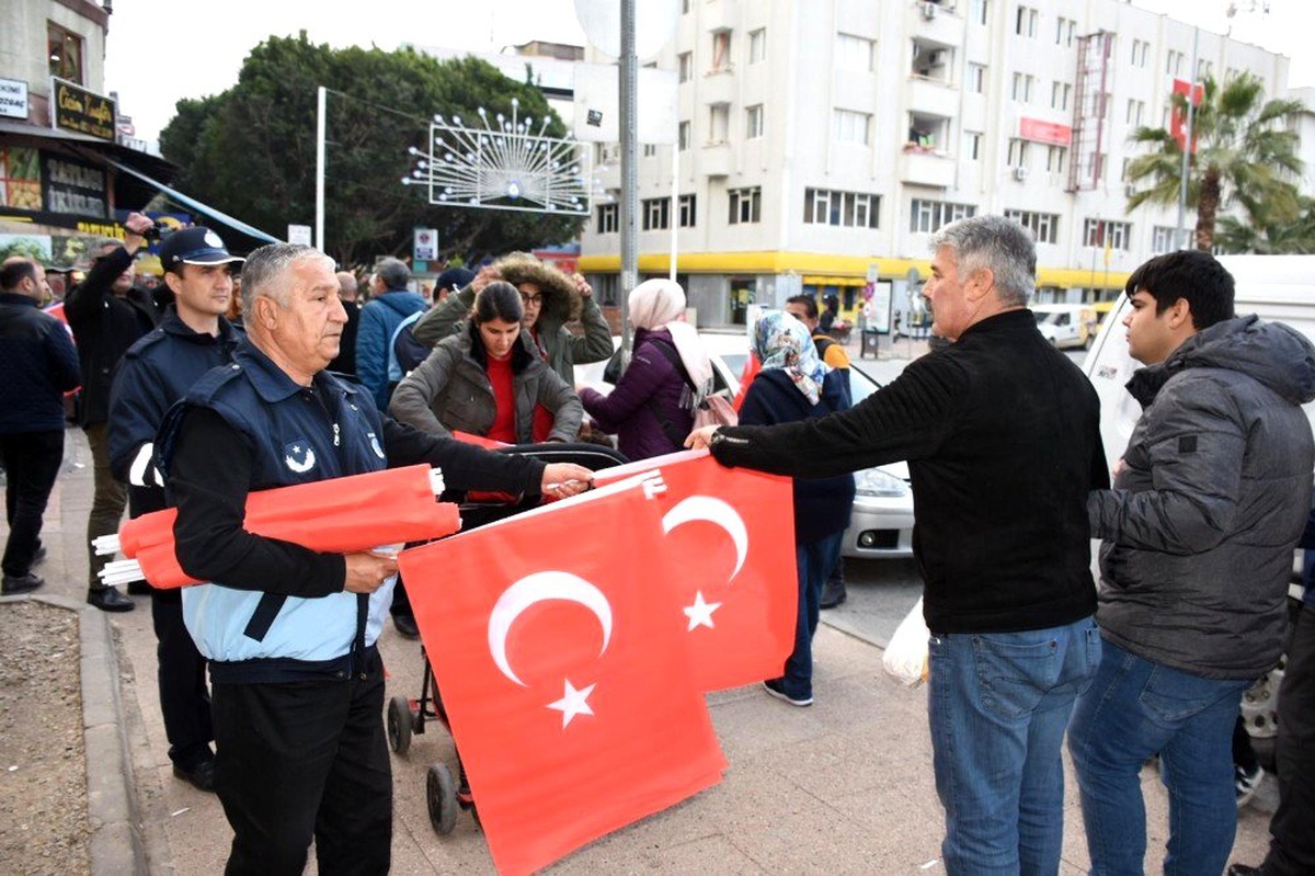 Tarsus\'ta belediye tarafından vatandaşlara Türk bayrağı dağıtıldı