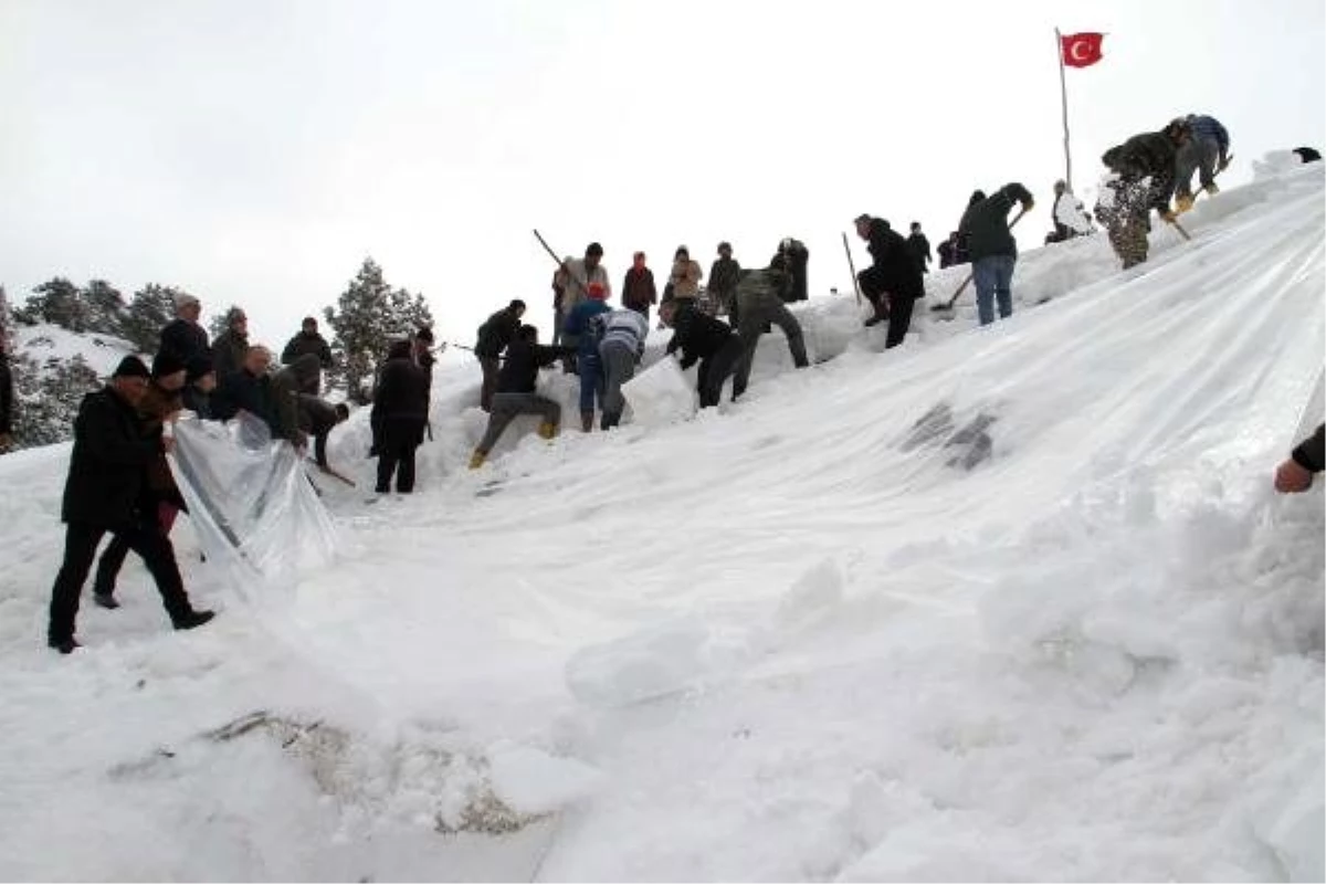 Yazın serinlemek için mağaraya kar depoladılar