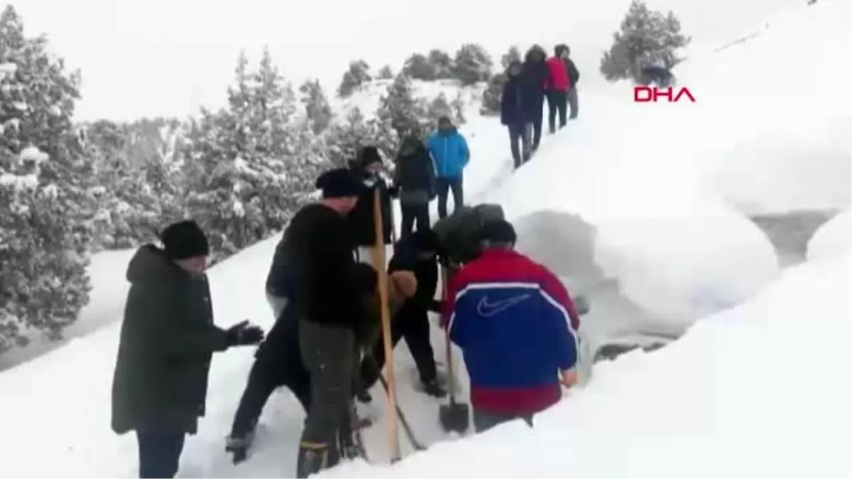 Yazın serinlemek için mağaraya kar depoladılar