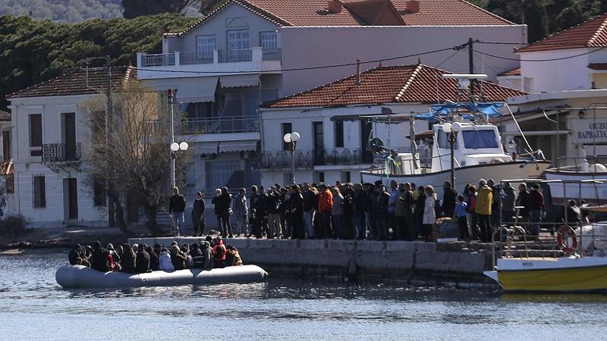 Yunan adasında aşırı sağcılar göçmenlerin karaya çıkışına tepki gösterdi
