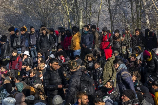 Yunanistan, sınıra gelen göçmenleri SMS atarak gelmemeleri konusunda uyarıyor