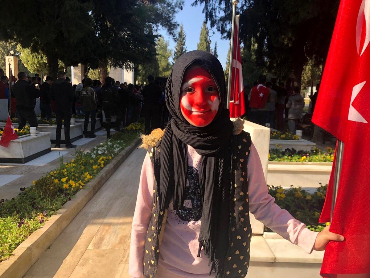Yüzüne Türk bayrağı çizen küçük kız şehitler için dua etti