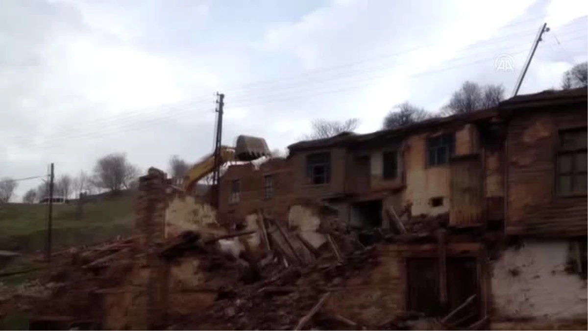Ağır hasarlı evler kontrollü yıkılıyor