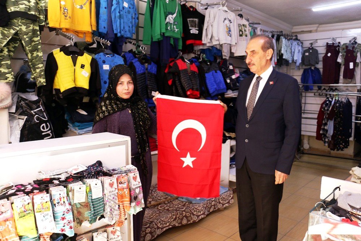 Akçakale\'de vatandaşlara Türk bayrağı dağıtıldı