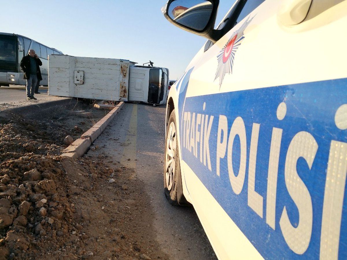 Aksaray\'da kamyonet refüje devrildi: 1 yaralı