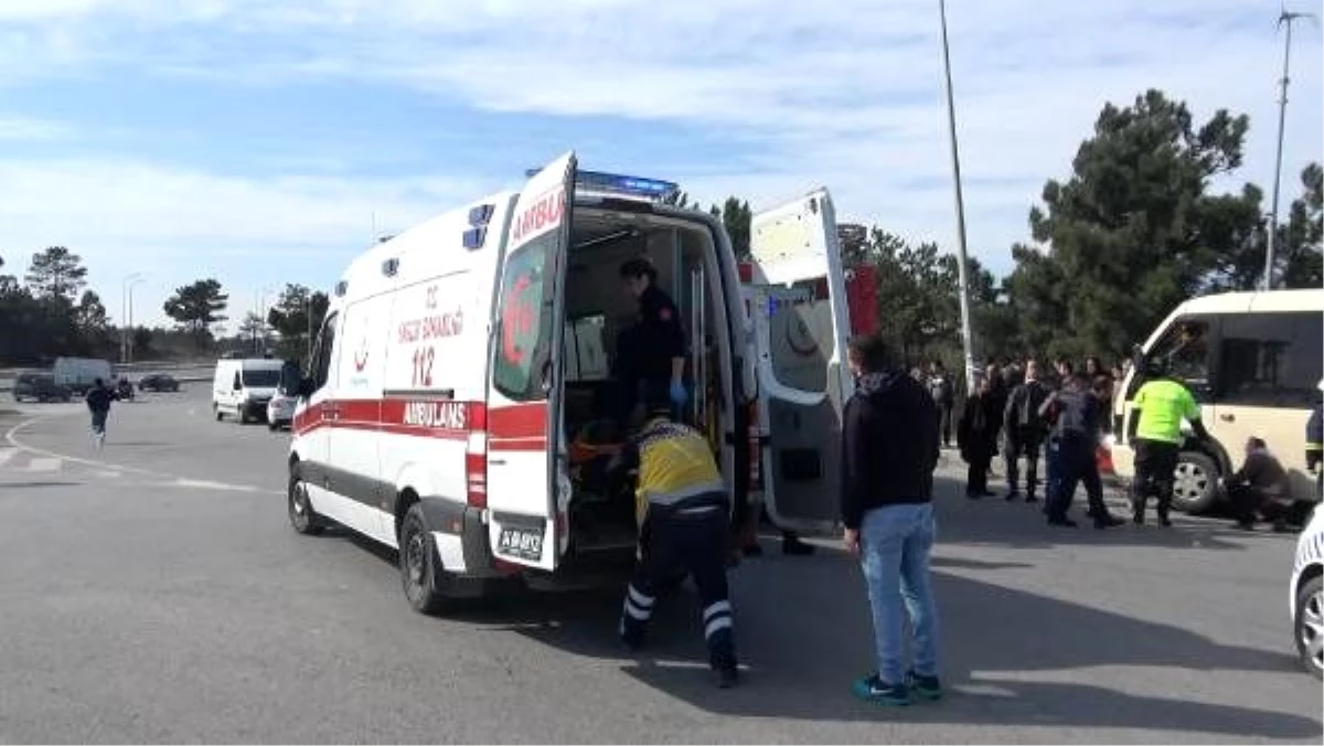 Arnavutköy\'de minibüs yayalara çarptı: 1 ölü, 3 yaralı